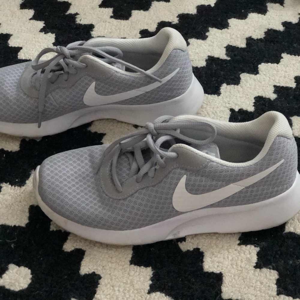 Nike light weight run shoe